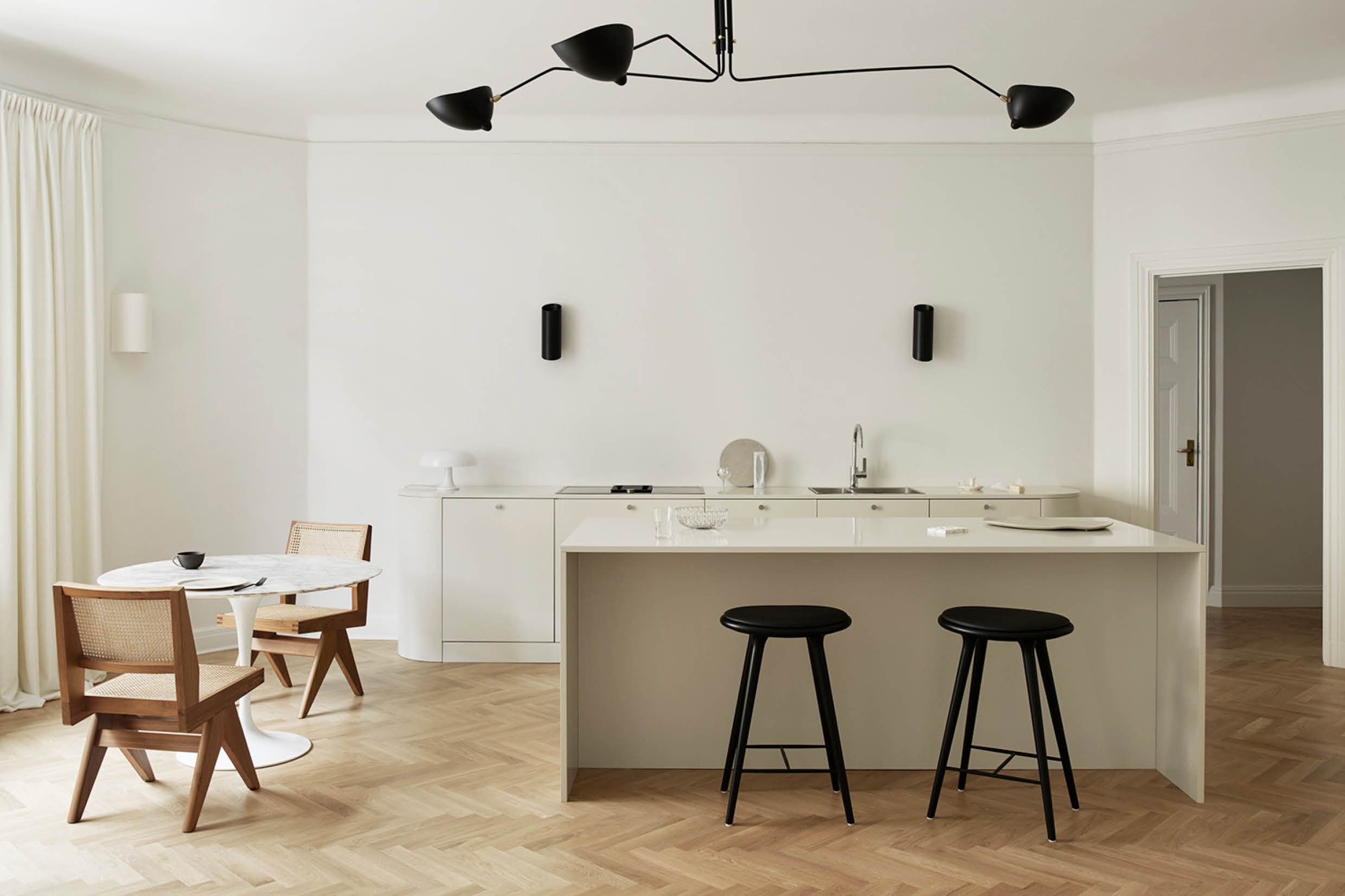 Warm minimalist kitchen | Imagicasa